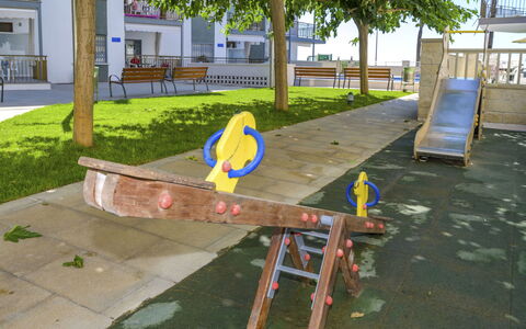 Costa Playa: Spazio Pubblico, Terreno Di Gioco, Insediamento Umano, Tavolo, Mobilia, Città, Albero, Attrezzatura Giochi All'Aperto, Ricreazione, Mobili Da Esterno