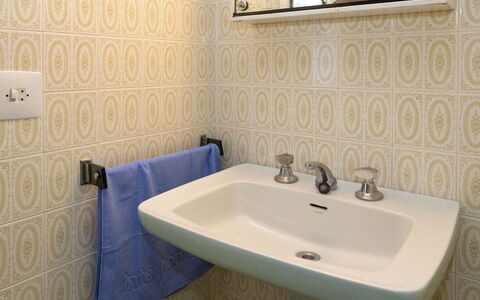Costa Playa: Bagno, Lavandino Del Bagno, Lavello, Rubinetto, Proprietà, Parete, Piastrella, Camera, Idraulico Fixture, Architettura