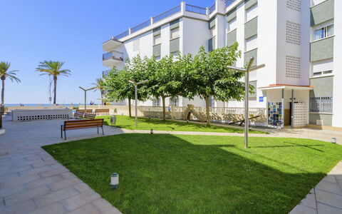 Costa Playa: Proprietà, Zona Residenziale, Verde, Erba, Costruzione, Condominio, Architettura, Immobiliare, Giorno, Urban Design
