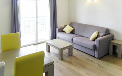 Les Balcons de L'Océan 647.2: Mobilia, Camera, Proprietà, Interior Design, Soggiorno, Pavimento, Giallo, Pavimento Laminato, Parete, Costruzione