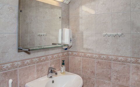 Koskelo: Lavandino Del Bagno, Idraulico Fixture, Lavello, Bagno, Parete, Pavimentazione, Interior Design, Rubinetto, Specchio, Pavimento