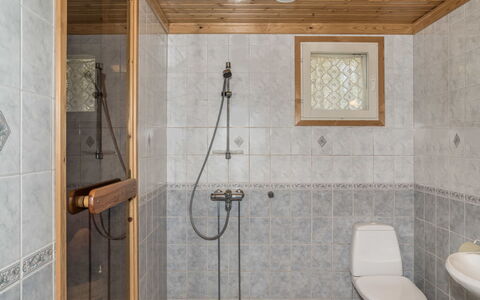 Koskelo: Pavimentazione, Idraulico Fixture, Pavimento, Legna, Interior Design, Bagno, Rubinetto, Idraulico, Soffitto, Camera