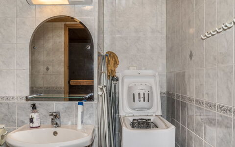 Koskelo: Idraulico Fixture, Pavimentazione, Interior Design, Lavello, Pavimento, Rubinetto, Lavandino Del Bagno, Camera, Idraulico, Bagno