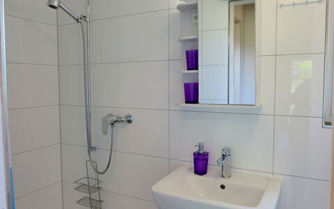 Chalet Ninette: Idraulico Fixture, Rubinetto, Lavello, Specchio, Proprietà, Lavandino Del Bagno, Soffione Doccia, Viola, Bagno, Doccia