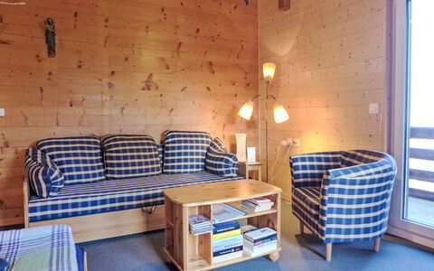Chalet Ninette: Tavolo, Mobilia, Proprietà, Comfort, Divano, Costruzione, Legna, Illuminazione, Interior Design, Cuscino