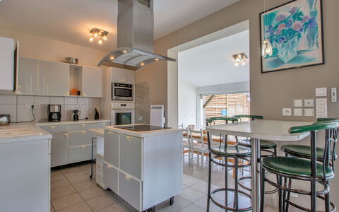 Les Baïnes: Mobilia, Cabinetry, Tavolo, Cucina, Sedia, Controsoffitto, Costruzione, Interior Design, Legna, Pavimento
