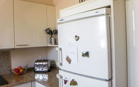 La Maison de L'Etang: Cabinetry, Controsoffitto, Elettrodomestico Da Cucina, Stufa A Gas, Piano Cottura, Elettrodomestico, Cucina Stufa, Costruzione, Cucina, Casa