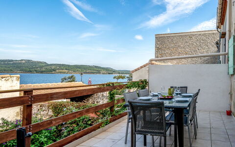 La Maison de L'Etang: Nube, Cielo, Acqua, Tavolo, Costruzione, Pianta, Azzurro, Legna, Sedia, Recinzione