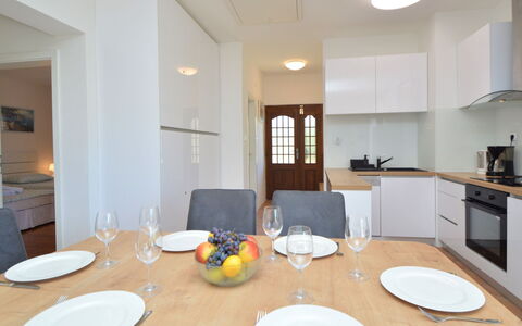 Mihotić: Tavolo, Mobilia, Proprietà, Cabinetry, Tavola, Costruzione, Sedia, Dishware, Legna, Illuminazione