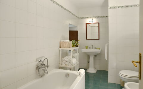Casa Di Lilli: Bagno, Idraulico Fixture, Interior Design, Pavimentazione, Parete, Lavandino Del Bagno, Gabinetto, Pavimento, Lavello, Rubinetto