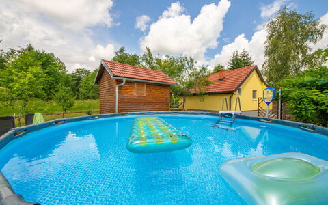 Tina: Nube, Cielo, Acqua, Costruzione, Piscina, Azzurro, Albero, Casa, Corpo D'Acqua, Shade