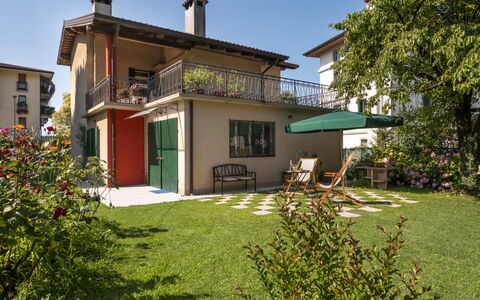Casa con le Rose: Pianta, Cielo, Costruzione, Proprietà, Finestra, Casa, Lotto, Albero, Architettura, Villetta