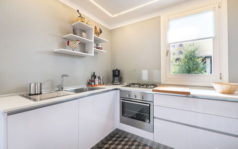 Casa con le Rose: Controsoffitto, Cabinetry, Proprietà, Lavello, Lavandino Della Cucina, Rubinetto, Cucina Stufa, Cucina, Legna, Finestra