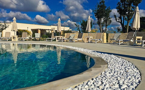 Tenuta Vigna Corallo: Piscina, Blu, Cielo, Cittadina, Proprietà, Acqua, Azzurro, Turismo, Vacanza, Architettura