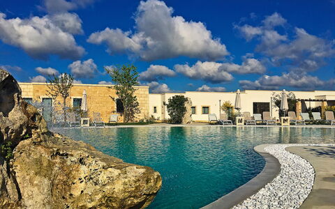 Tenuta Vigna Corallo: Cielo, Acqua, Blu, Piscina, Giorno, Nube, Azzurro, Turismo, Cittadina, Risorse Idriche