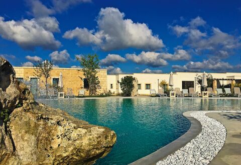 Tenuta Vigna Corallo: Cielo, Acqua, Blu, Piscina, Giorno, Nube, Azzurro, Turismo, Cittadina, Risorse Idriche