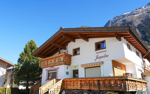 Huben 608: Casa, Dipingere, Balcone