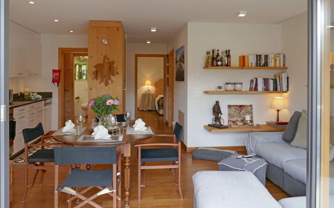 Samedan 7: Camera, Mobilia, Interior Design, Proprietà, Costruzione, Soffitto, Tavolo, Sala Da Pranzo, Soggiorno, Illuminazione