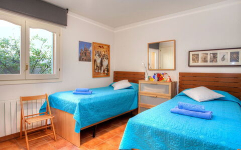 Gloria: Camera Da Letto, Mobilia, Camera, Proprietà, Letto, Lenzuolo, Interior Design, Immobiliare, Telaio Del Letto, Costruzione