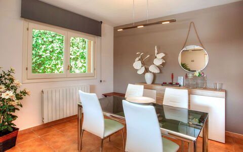 Gloria: Camera, Proprietà, Interior Design, Mobilia, Pavimento, Sala Da Pranzo, Costruzione, Pavimento In Legno, Casa, Soffitto