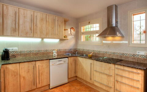 Gloria: Controsoffitto, Cabinetry, Proprietà, Cucina, Camera, Mobilia, Costruzione, Pavimento, Interior Design, Piastrella
