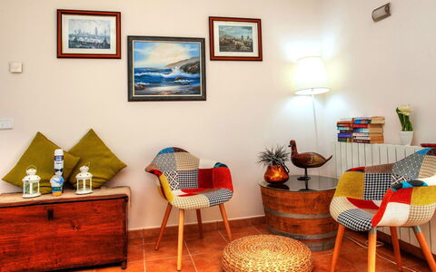 Gloria: Camera, Interior Design, Mobilia, Soggiorno, Proprietà, Pavimento, Tavolo, Parete, Arancia, Casa