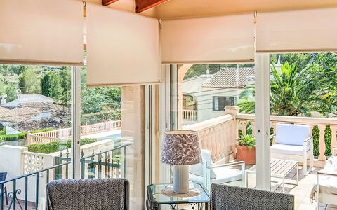 Isabelle: Interior Design, Mobilia, Sedia, Shade, Balcone, Soffitto, Bicchiere, Mobili Da Esterno, Pianta Della Casa, Vaso Di Fiori