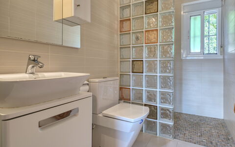 Isabelle: Idraulico Fixture, Lavello, Proprietà, Lavandino Del Bagno, Bagno, Mobiletto Del Bagno, Viola, Rubinetto, Toilet Seat