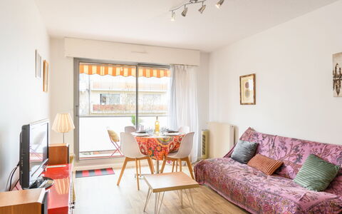 Poséidon: Mobilia, Tavolo, Proprietà, Divano, Legna, Interior Design, Finestra, Arancia, Sedia, Comfort