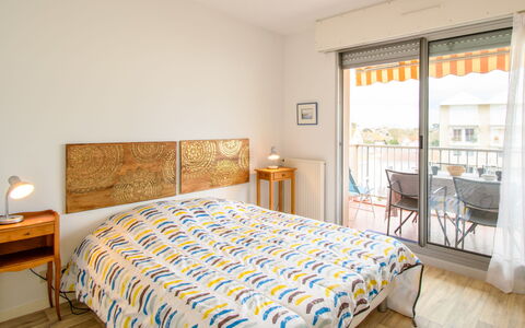 Poséidon: Mobilia, Proprietà, Comfort, Finestra, Azzurro, Costruzione, Legna, Interior Design, Illuminazione, Telaio Del Letto