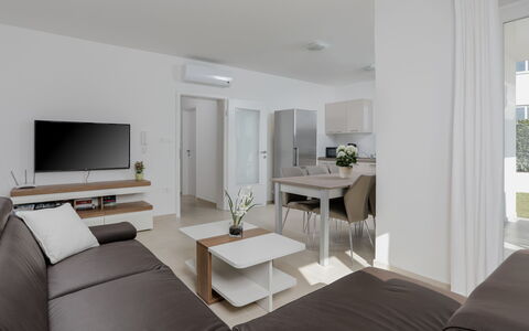 Villa Tonka: Soggiorno, Mobilia, Camera, Interior Design, Proprietà, Bianca, Pavimento, Costruzione, Tavolo, Casa