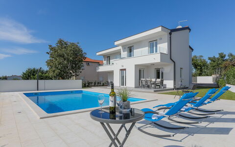 Villa Tonka: Cielo, Proprietà, Piscina, Azzurro, Costruzione, Mobili Da Esterno, Shade, Finestra, Albero, Tempo Libero