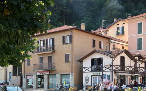 Charlie: Costruzione, Ruota, Pianta, Finestra, Infrastruttura, Casa, Albero, Urban Design, Veicolo