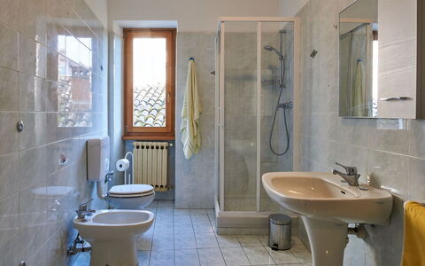 Charlie: Specchio, Lavello, Idraulico Fixture, Rubinetto, Proprietà, Fotografia, Lavandino Del Bagno, Costruzione, Bagno, Viola
