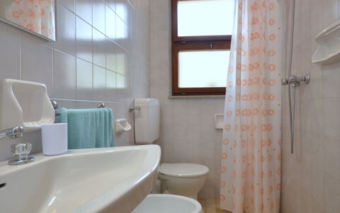 Lignano Pineta 642: Idraulico Fixture, Finestra, Bagno, Azzurro, Rubinetto, Interior Design, Viola, Architettura