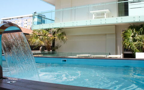 Lignano Sabbiadoro 641: Acqua, Pianta, Proprietà, Piscina, Luce, Costruzione, Verde, Azzurro, Blu, Shade