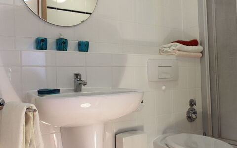 Fip-Ferienpark (Insel Poel): Bagno, Proprietà, Camera, Rubinetto, Idraulico Fixture, Parete, Lavandino Del Bagno, Gabinetto, Bagno Accessorio, Lavello