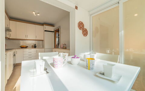 Golf: Camera, Proprietà, Interior Design, Mobilia, Immobiliare, Costruzione, Bagno, Lavello, Giallo, Pavimento