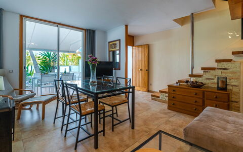 Golf: Camera, Mobilia, Proprietà, Interior Design, Soggiorno, Costruzione, Pavimento, Casa, Soffitto, Tavolo