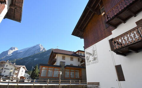 Canazei 510: Cielo, Costruzione, Proprietà, Finestra, Montagna, Casa, Quartiere, Immobiliare, Facciata
