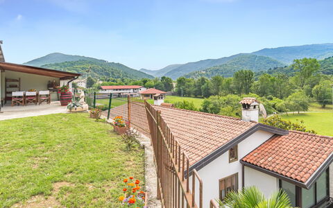 Casa Amica: Cielo, Pianta, Nube, Costruzione, Finestra, Verde, Montagna, Albero, Legna, Casa