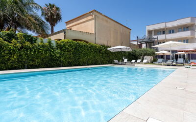 Marsala 120: Acqua, Pianta, Proprietà, Cielo, Costruzione, Piscina, Azzurro, Shade, Albero, Mobili Da Esterno