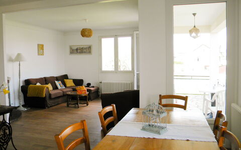 Passerat: Tavolo, Mobilia, Divano, Sedia, Costruzione, Finestra, Legna, Illuminazione, Soggiorno, Interior Design
