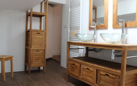 Passerat: Specchio, Cabinetry, Mobilia, Lavello, Cassetto, Legna, Mobiletto Del Bagno, Interior Design, Rubinetto, Costruzione