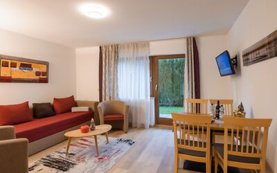 Alpenchalet 678.1: Tavolo, Mobilia, Divano, Cornice, Legna, Sedia, Interior Design, Pavimento, Pavimentazione, Soggiorno