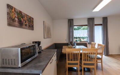 Alpenchalets 678.5: Tavolo, Mobilia, Sedia, Legna, Soggiorno, Interior Design, Pavimento, Pavimentazione, Pianta Della Casa, Cabinetry