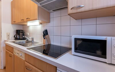 Alpenchalets 678.2: Controsoffitto, Cabinetry, Proprietà, Mobilia, Lavandino Della Cucina, Elettrodomestico Da Cucina, Cucina Stufa, Cucina, Interior Design, Elettrodomestico