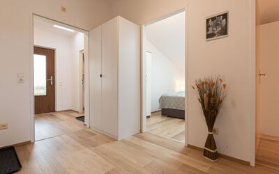 Alpenchalets 678.3: Proprietà, Costruzione, Legna, Pianta, Interior Design, Sala, Porta, Pavimentazione, Soggiorno, Beige