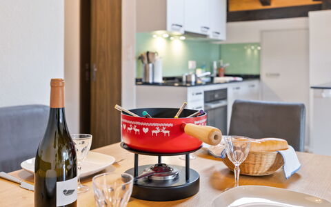 Grächen 110: Tavolo, Tavola, Mobilia, Bottiglia, Bicchieri, Cibo, Vino, Cabinetry, Barware, Interior Design