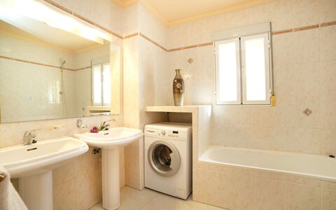 Lucien Marie: Bagno, Proprietà, Camera, Interior Design, Costruzione, Pavimento, Immobiliare, Casa, Lavello, Mobilia
